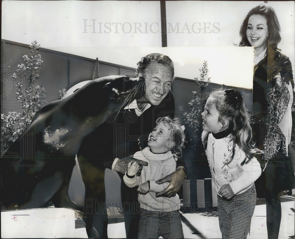 1967 Press Photo David Niven Mexico film Marineland Pacific sea lion family wife-Historic Images