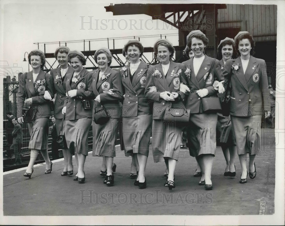 1953 Press Photo Canadian Girls Arrive for Health and Beauty Display - Historic Images