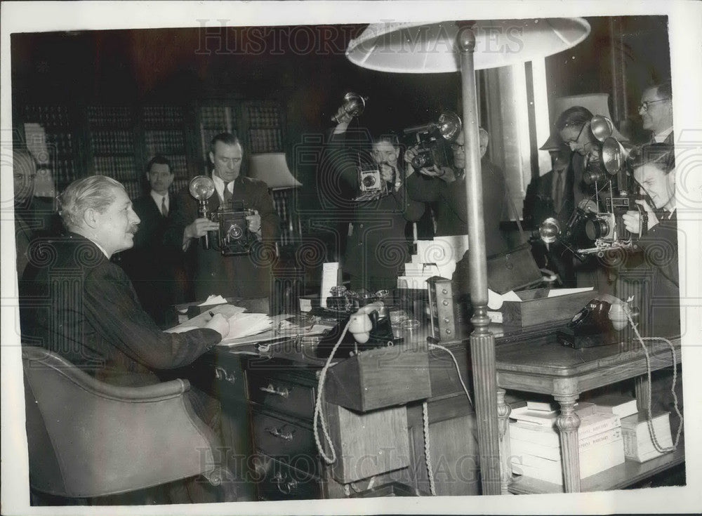 1955 Press Photo New Foreign Secretary At Desk In The Foreign Office - KSB04105 - Historic Images