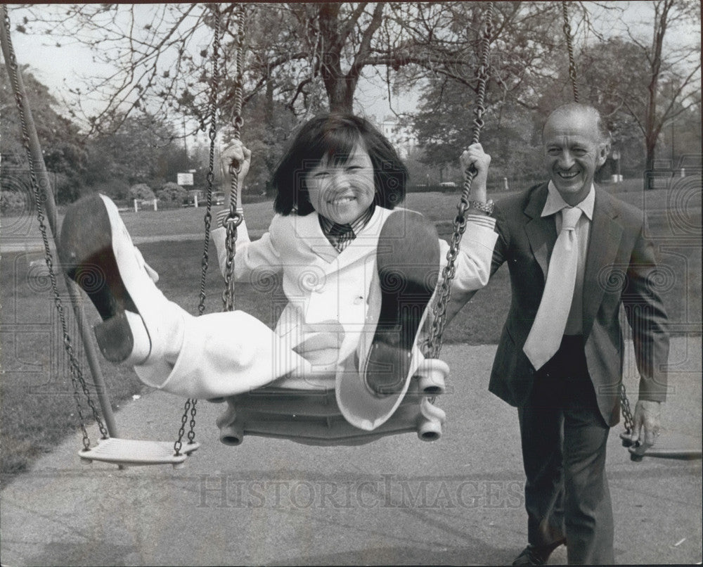 1975 Press Photo Film Star And Writer David Niven & Actor Ando Kazuhito - Historic Images
