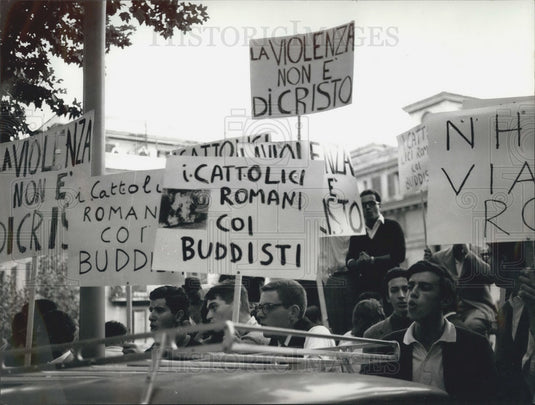 1963 Press Photo M.me Ngo Dinh people demonstrate Vietnam government press-Historic Images