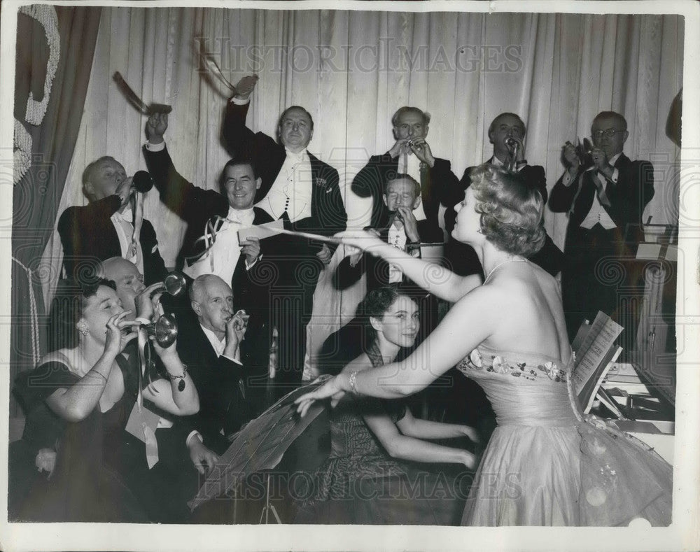 1953 Press Photo Anna Neagle conducting Toy Symphony orchestra Benevolent Fund - Historic Images