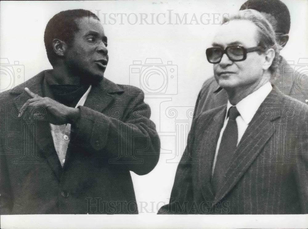 1976 Press Photo Robert Mugabe of Zimbabwe &amp; Mr Robert Vieux - KSB04707-Historic Images