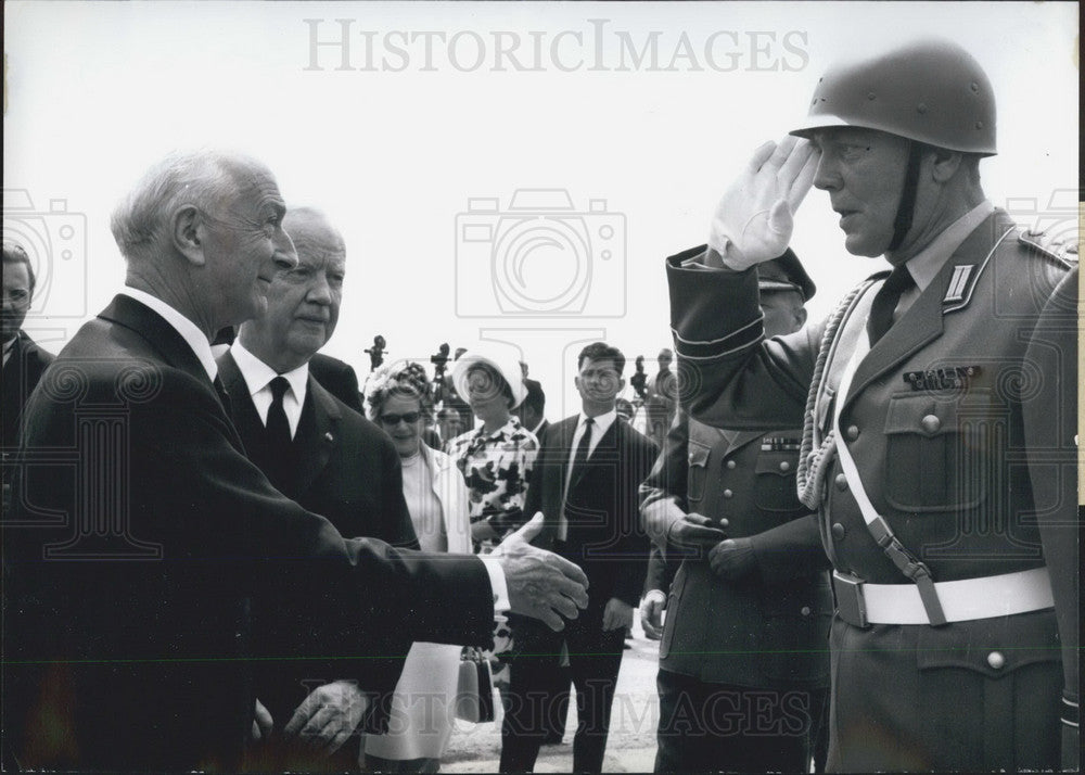 1963 Press Photo Italian President Segni welcomed by Federal President Lake in M-Historic Images