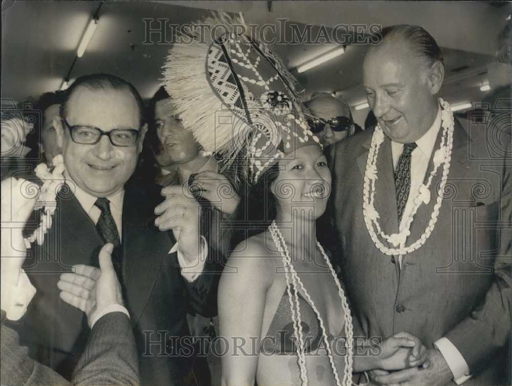 1976 Raymond Barre &amp; Michel Poniatowski Wearing Tahitian Necklaces - Historic Images