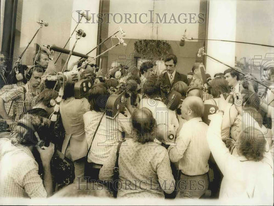1976 Jean Francois Poncet Announces Government's Resignation - Historic Images