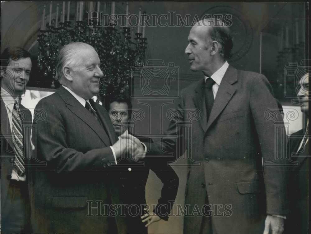 1974 Press Photo Interim Pres. Alain Poher &amp; Giscard D&#39;Estaing, Elysee Palace - Historic Images