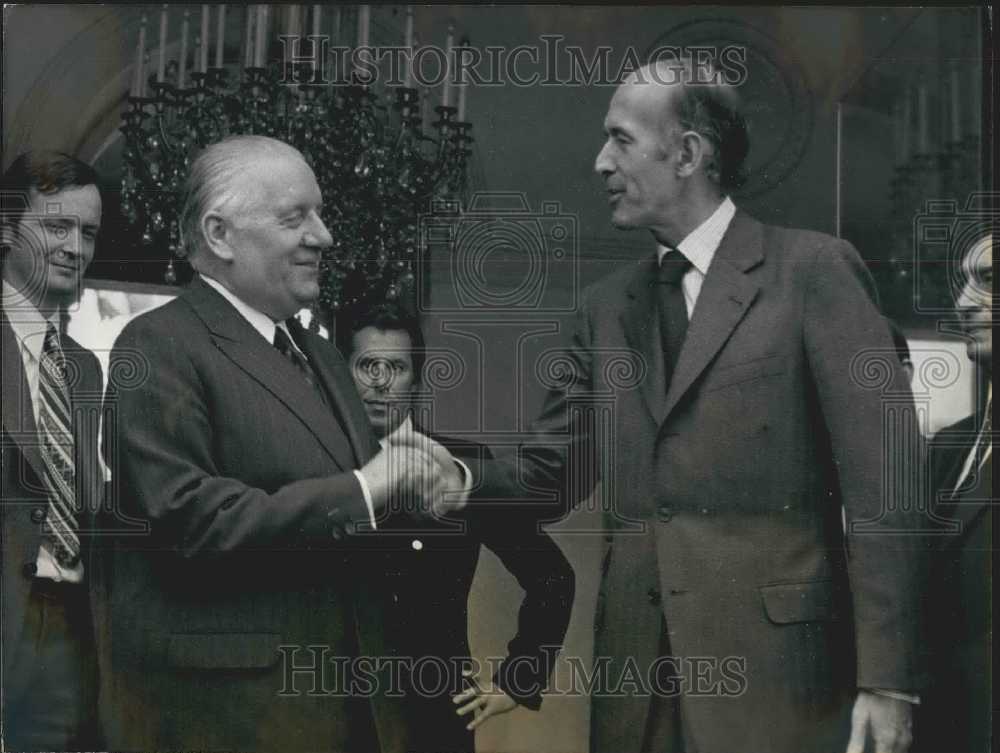 1974 Press Photo Interim Pres. Alain Poher & Giscard D'Estaing, Elysee Palace - Historic Images
