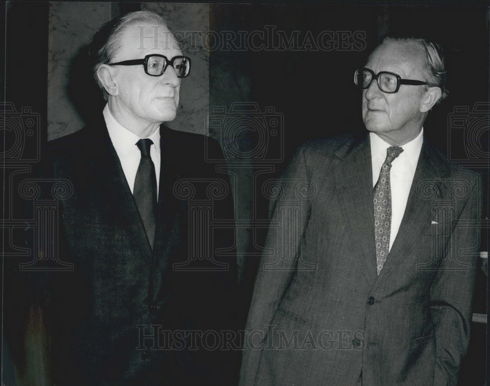 1980, Lord Carrington sees wax replica of self at Madame Tussanud's - Historic Images