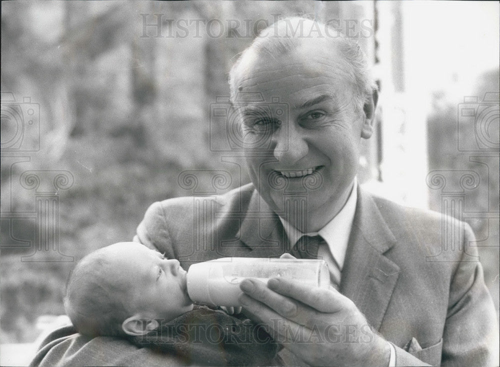 Press Photo Mr. Lindsay Ring Feeding his Grandson Thomas - KSB05233 - Historic Images