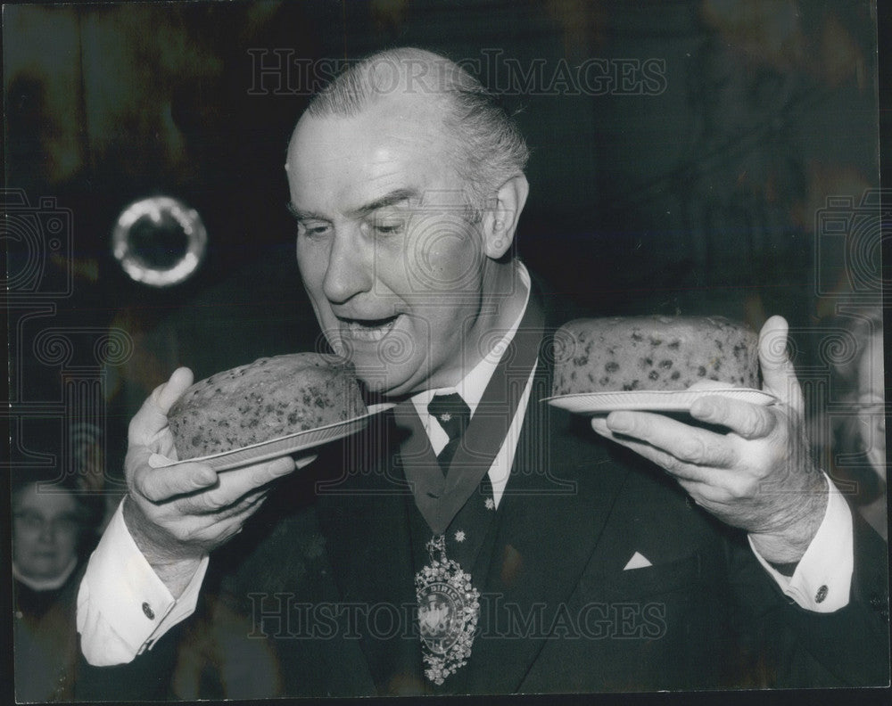 1975 ord Mayor Sir Lindsay Ring judging Cake Baking Contest - Historic Images