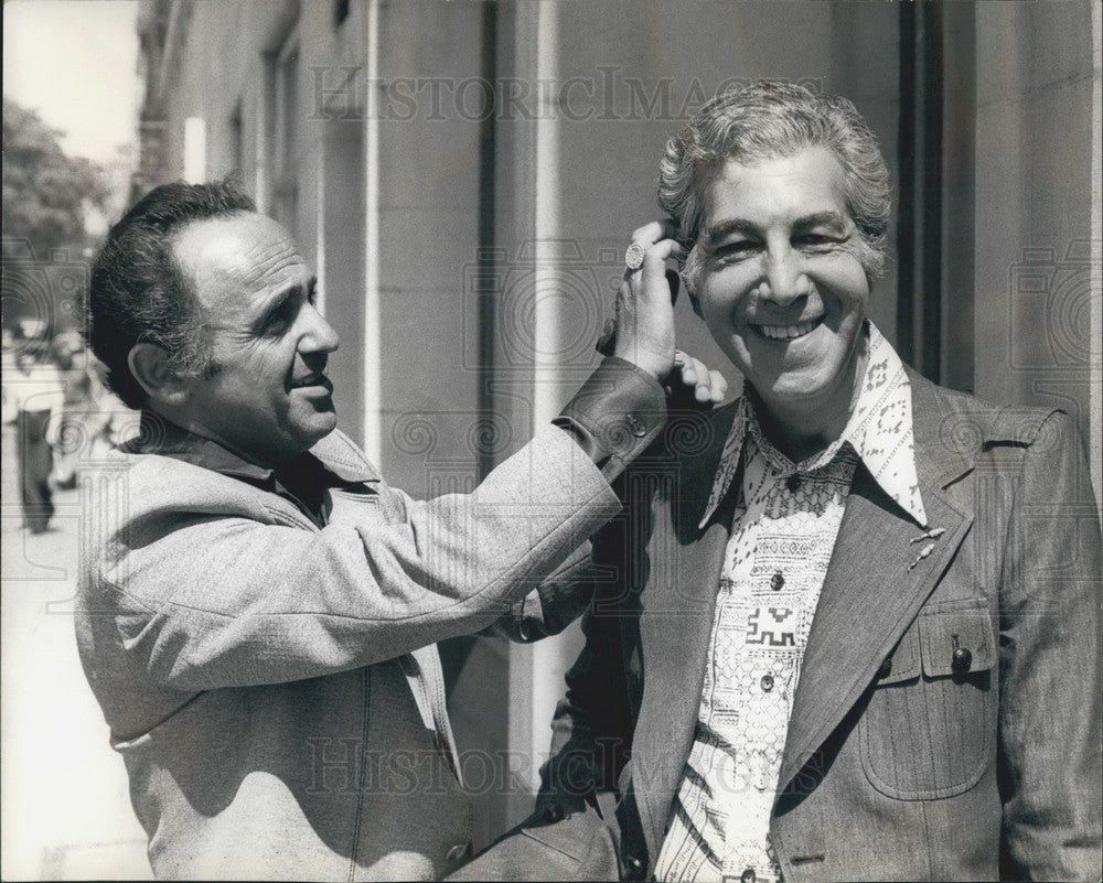 1976 Richard Blackwell  & his hairdresser - Historic Images
