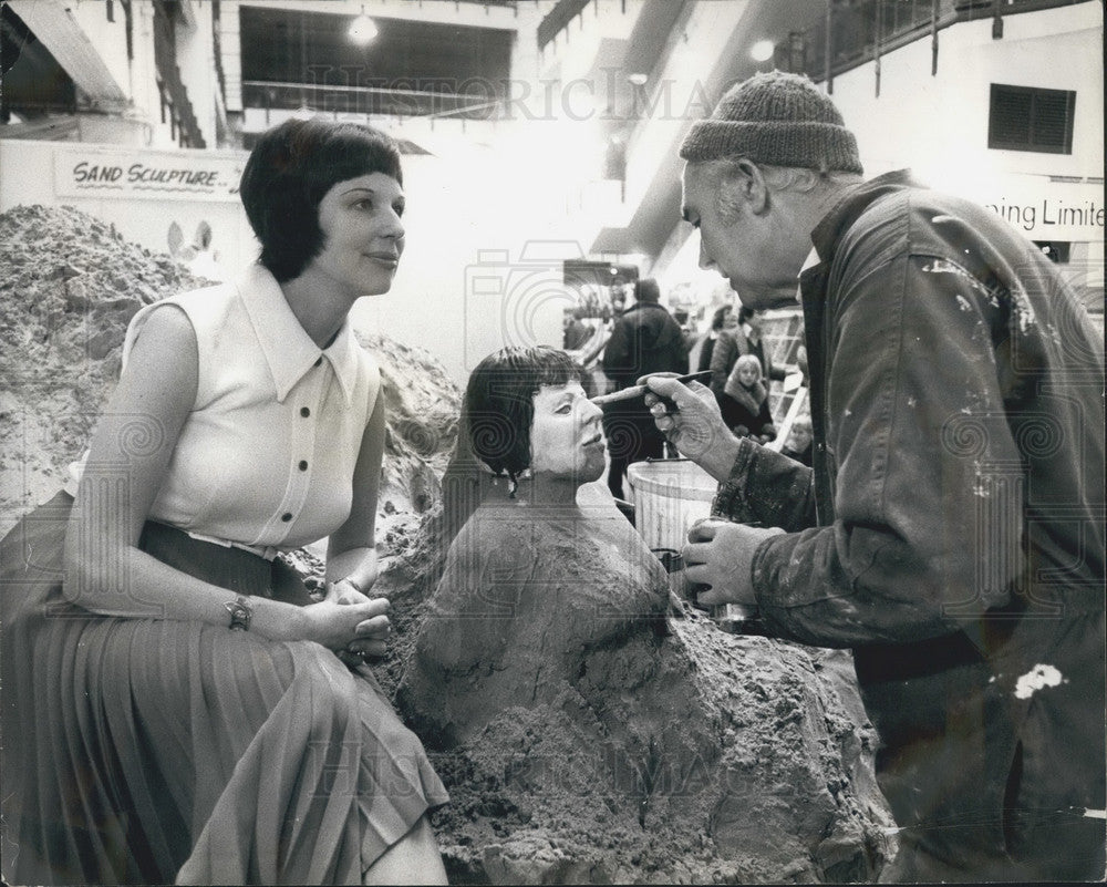 1976 Sand Sculptor Fred Darrington&Marci Blackshaw - Historic Images