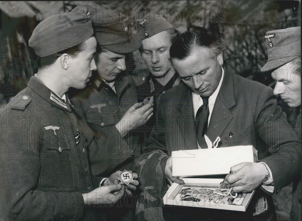 1954 Press Photo Count Bossi and "film-soldiers" in "Canaies" - KSB05449 - Historic Images