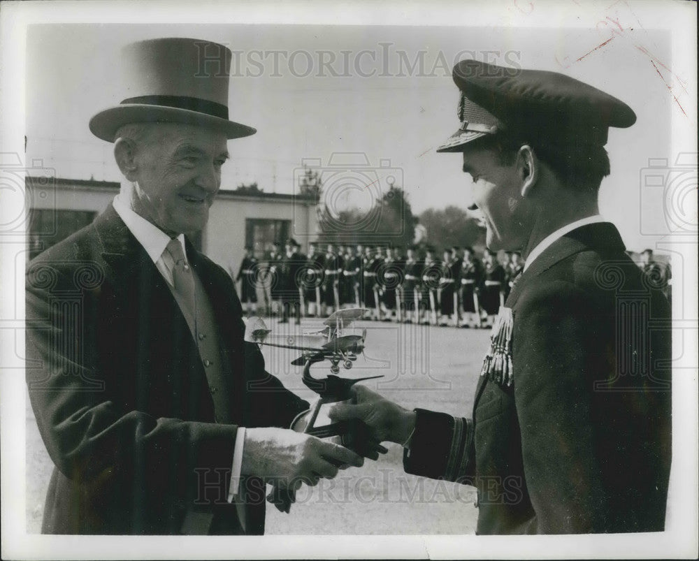 1955, Admiral Sir Denis Boyd & Boyd Trophy to Cmdr SG Orr - KSB05451 - Historic Images