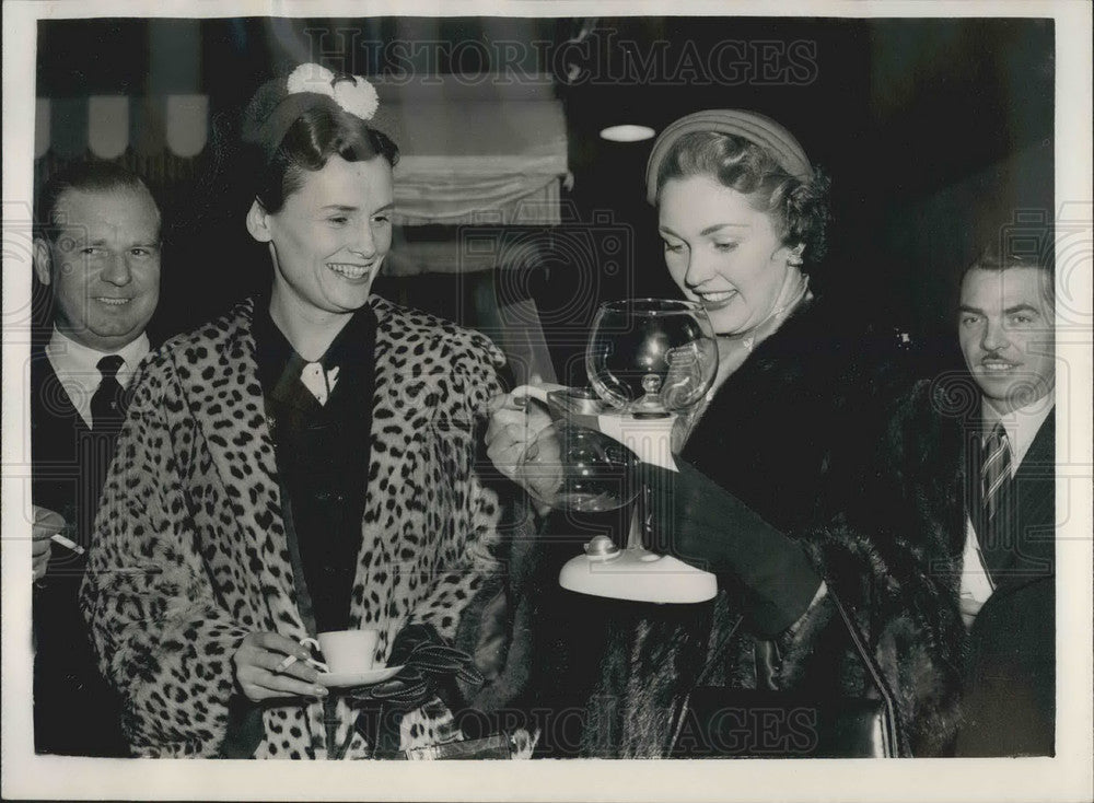 1954 Press Photo Viscountess Boyle and Lady Barnett (left) - KSB05463-Historic Images