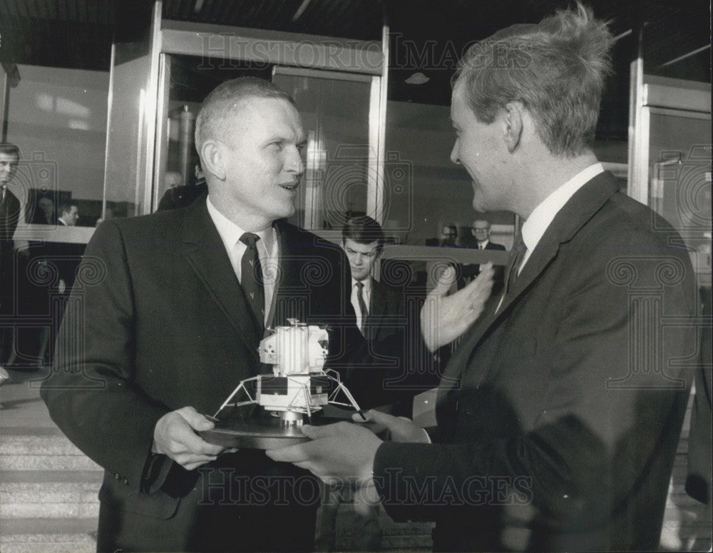 1969, Astronaut Col. Frank Borman &amp; Anthony Wedgwood Benn - KSB05503 - Historic Images