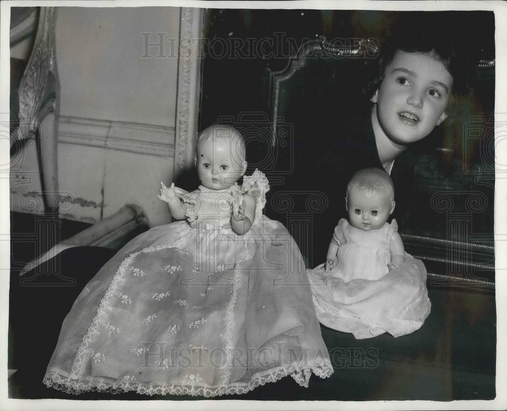 1957, Victoria Thorneycroft and her dolls - KSB05627 - Historic Images