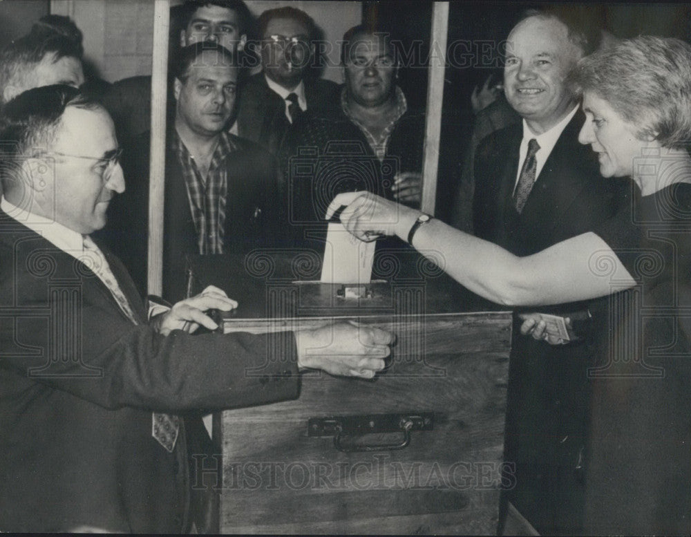 1958 Press Photo Jeannette Vermeersch voting in Paris - KSB05661-Historic Images