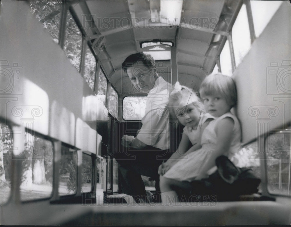 Press Photo Leslie Lepine-Smith, Tracy, Jayne, Trolly Bus - Historic Images