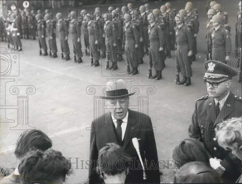 1959 Press Photo Secretary of the US Army Wilbur Bruckner in Berlin. - Historic Images