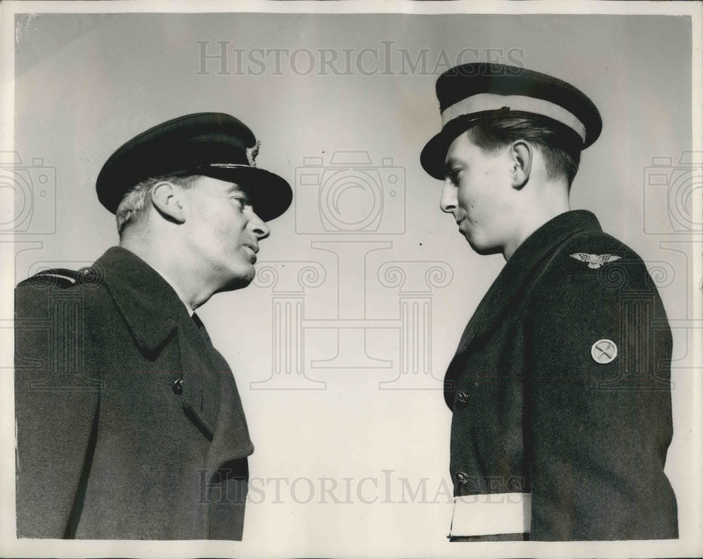 1953 Air Marshal Sir Dermot Boyle With Air Apprentice J. Adams - Historic Images