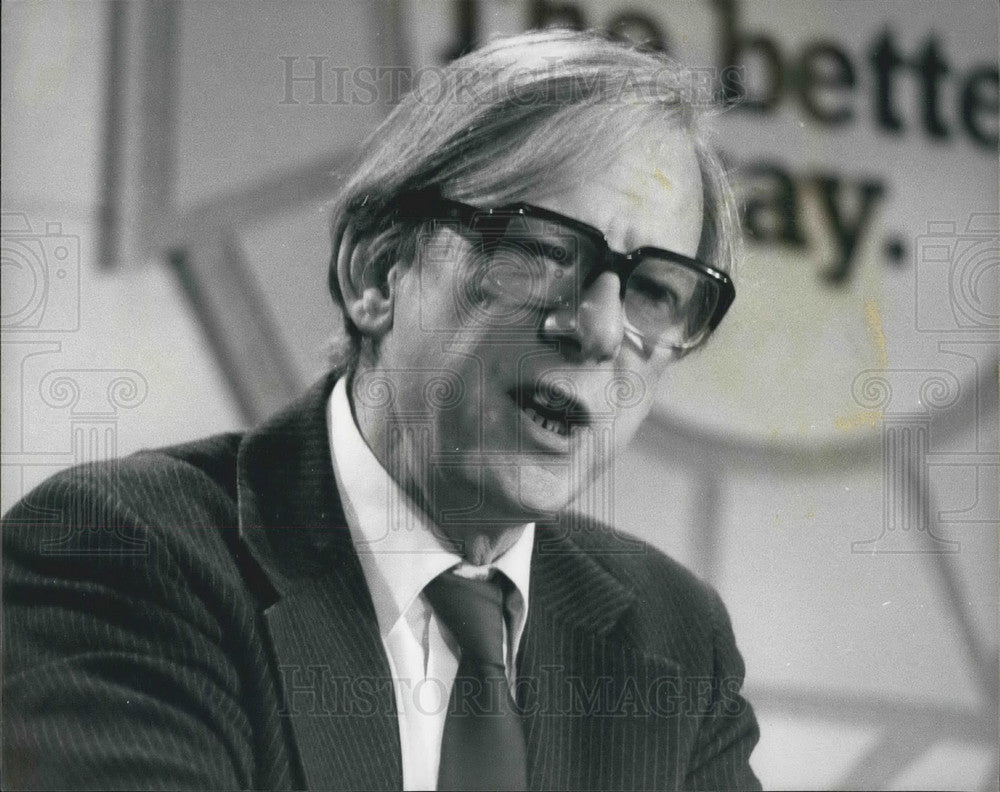 1979 Press Photo Peter Shore seen speaking during election press conference - Historic Images