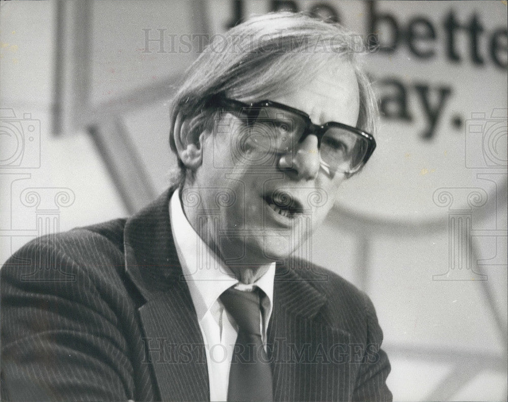 1979 Peter Shore seen speaking during election press conference - Historic Images