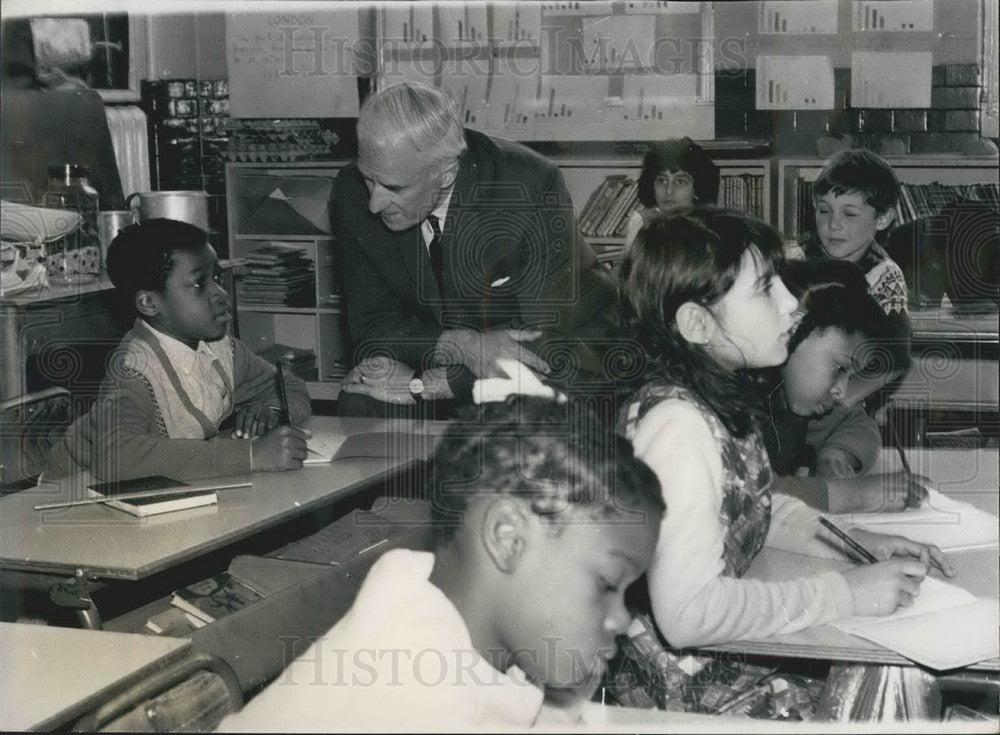 1968 Press Photo Minister of Education, Edward Short, Mentem Primary School-Historic Images