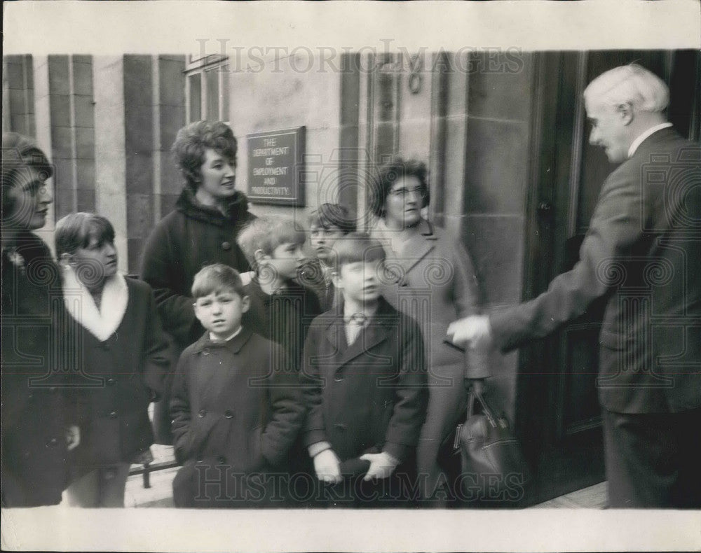 1970 Press Photo School Children meet the Minister Mr. Short - KSB06215-Historic Images