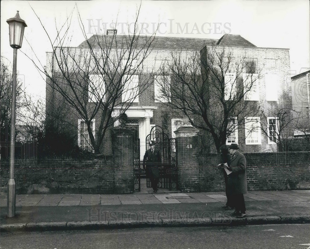 1973 Press Photo police outside St. John&#39;s Wood home Mr. Joseph Sieff shooting - Historic Images