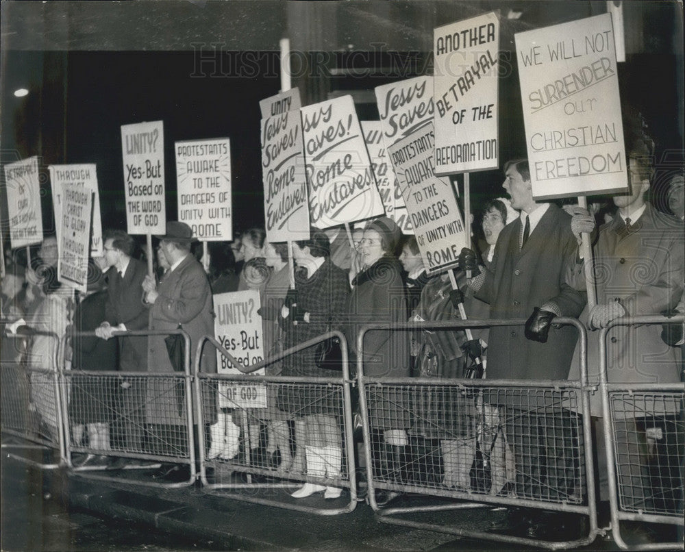 1969 Press Photo Demonstrators, St Paul's Cathedral - Historic Images