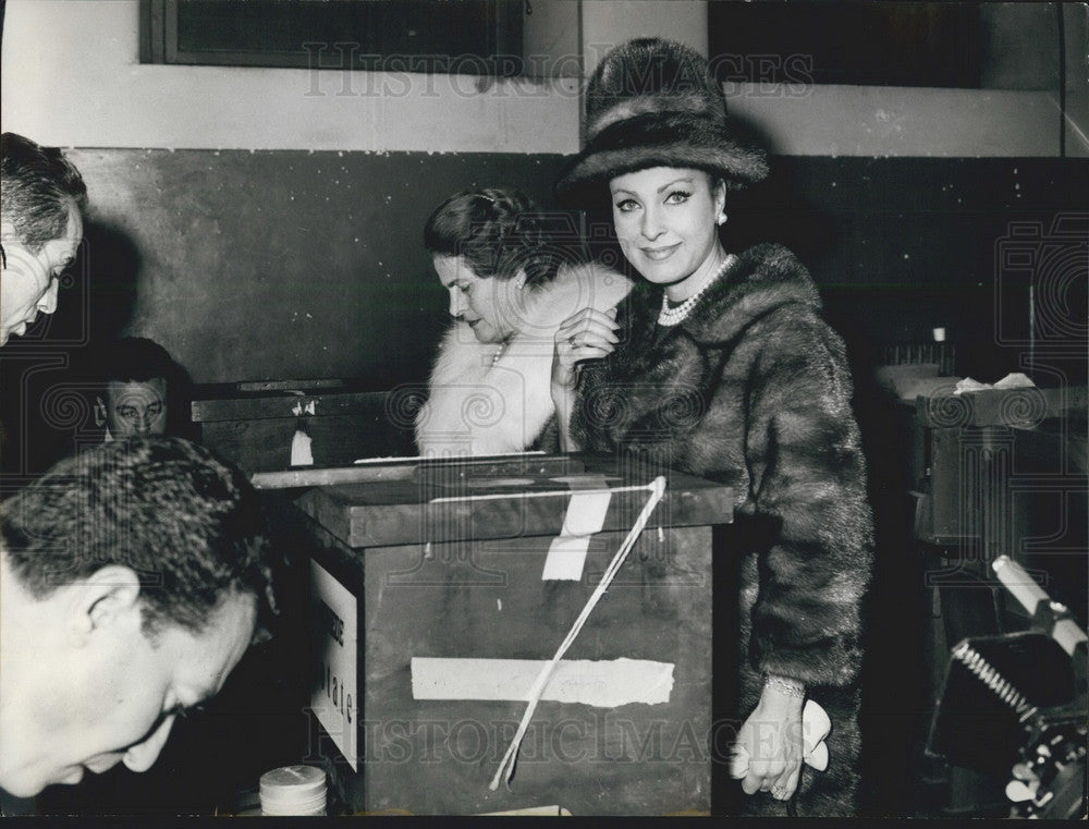 1964 Press Photo Silvana Pampanini, Italian Actress Votes In Elections-Historic Images