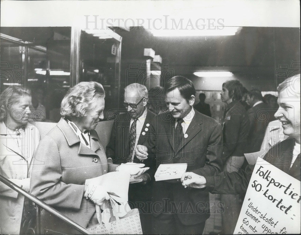 1973 Press Photo Swedish Prime Minister Olof Palme propaganda badges Stockholm - Historic Images