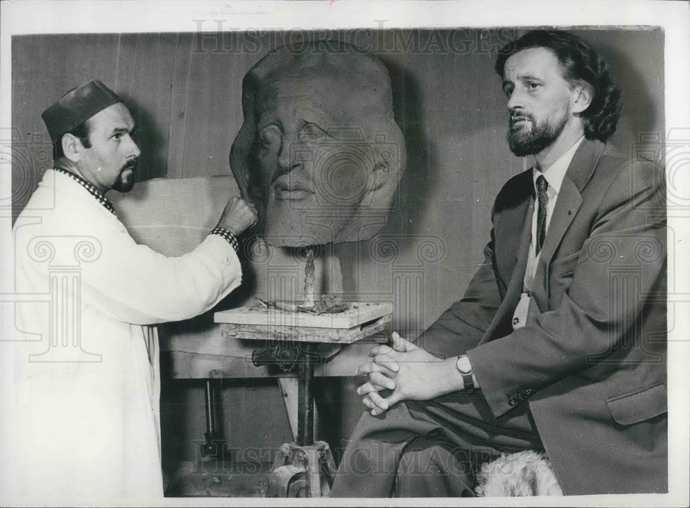 1959, Actor Toni Preisinger & sculptor Heinrich Schott - KSB06579 - Historic Images