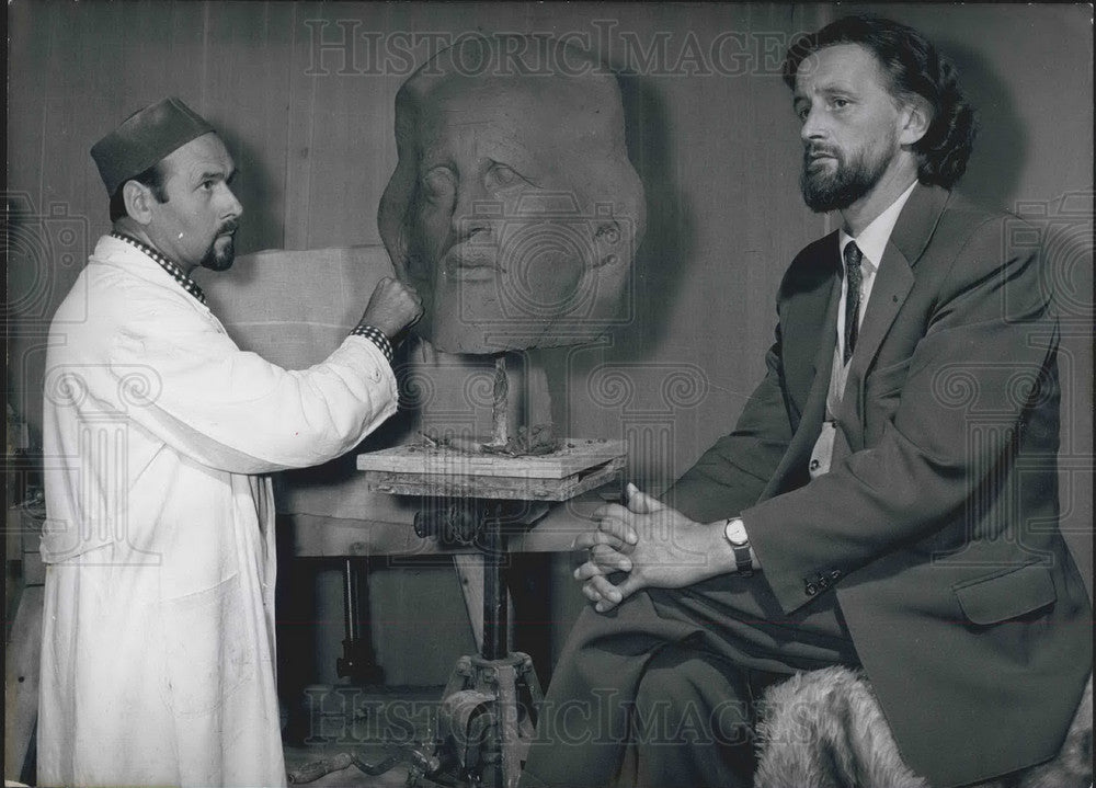 1959 Press Photo Actor Toni Preisinger & sculptor Heinrich Schott - KSB06581 - Historic Images