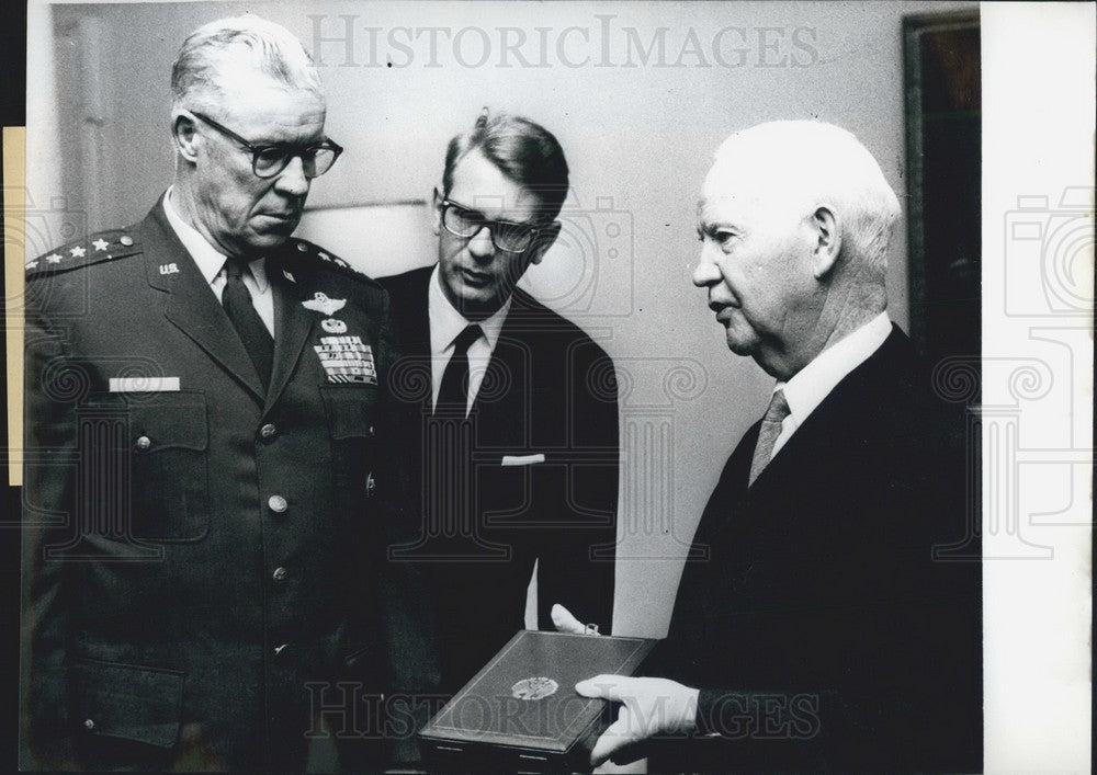 1968 Press Photo The Grand Cross of Merit to Gen Maurice A. Presto (left), USAFE-Historic Images