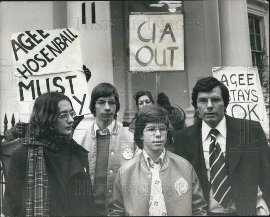 1977 Press Photo Philip Age & family protest deportation - KSB06675-Historic Images
