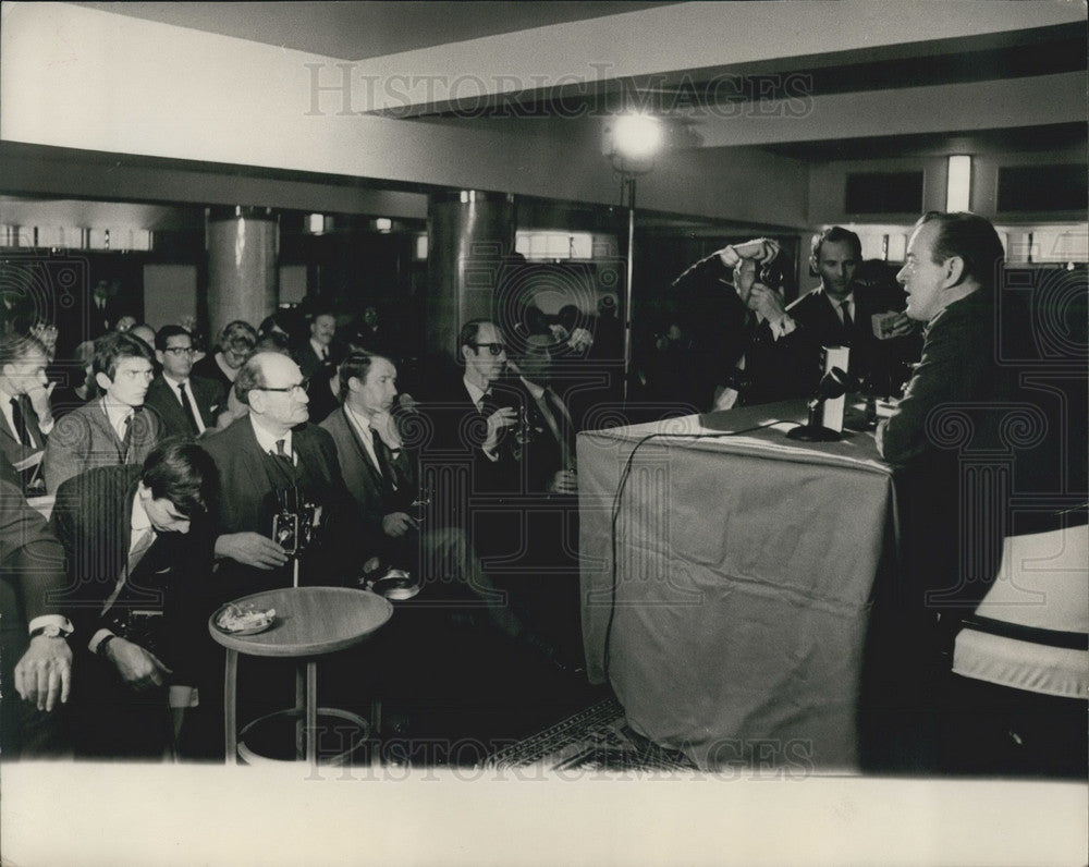 1967 William Manchester,author has press conference - Historic Images