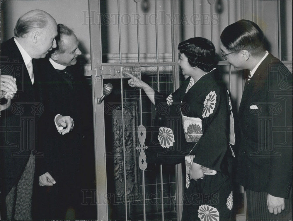 Press Photo Professor Luchtenberg Church Trellis Gift Akira Sono Mrs. Sono - Historic Images