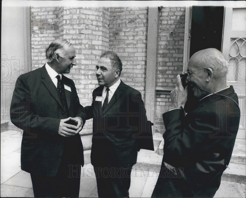 1970 Press Photo International Astronomical Union Meeting Professors Talking-Historic Images