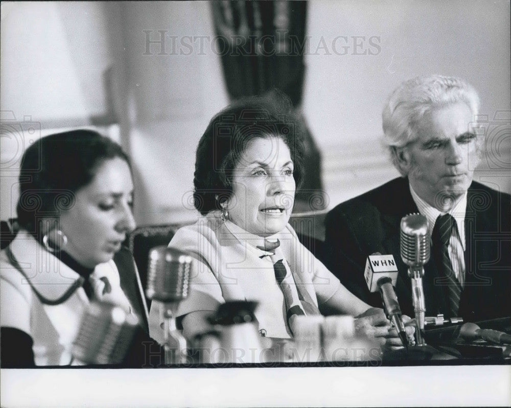 1974 Press Photo Mrs. Allouds At Press Conference Speaking New York - KSB06759 - Historic Images