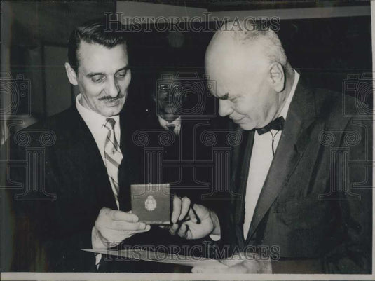 1969 Press Photo Harvard's Professor Howard H. Aiken Wins Vermeill Medal-Historic Images