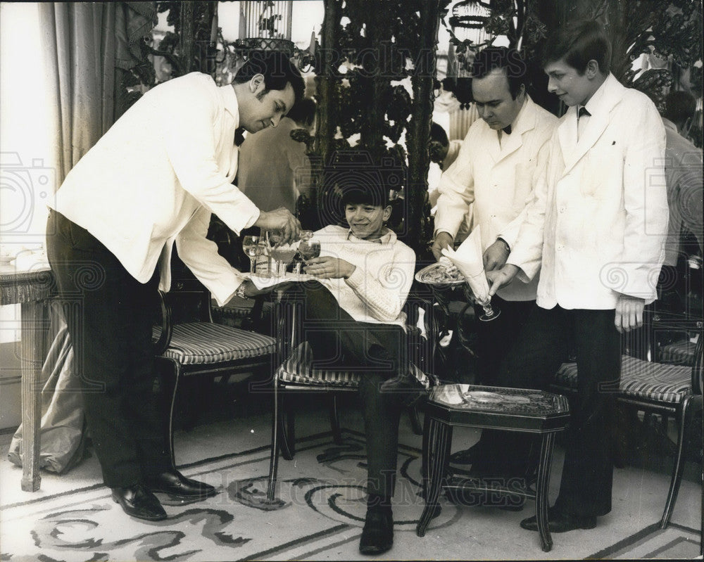 1970 Press Photo Actor David Bradley & Dorchester Hotel waiters - KSB06929-Historic Images