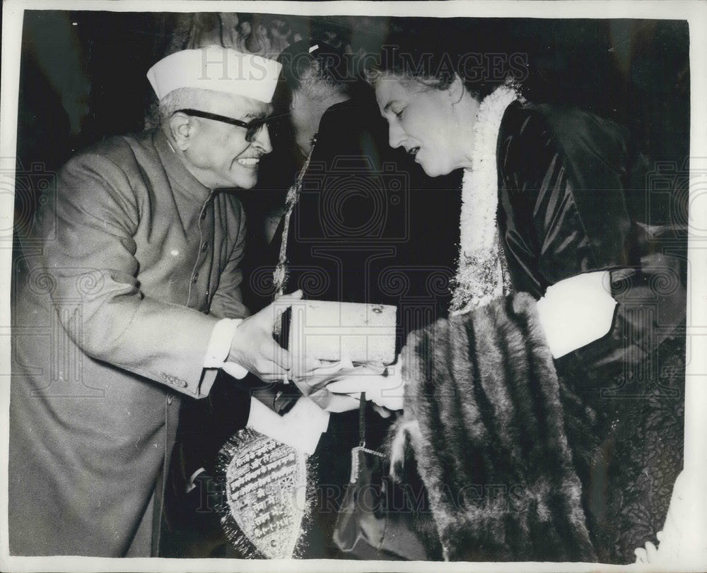 1958, Lady McMillian & president of Delhi - KSB07057 - Historic Images