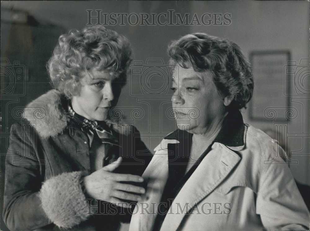 1978 Simone Signoret &amp; Marie Dubois in &quot;L&#39;Autopsie d&#39;un temoinage&quot; - Historic Images