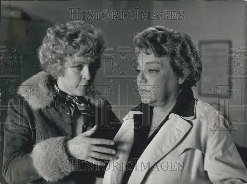 1978 Simone Signoret & Marie Dubois in "L'Autopsie d'un temoinage" - Historic Images