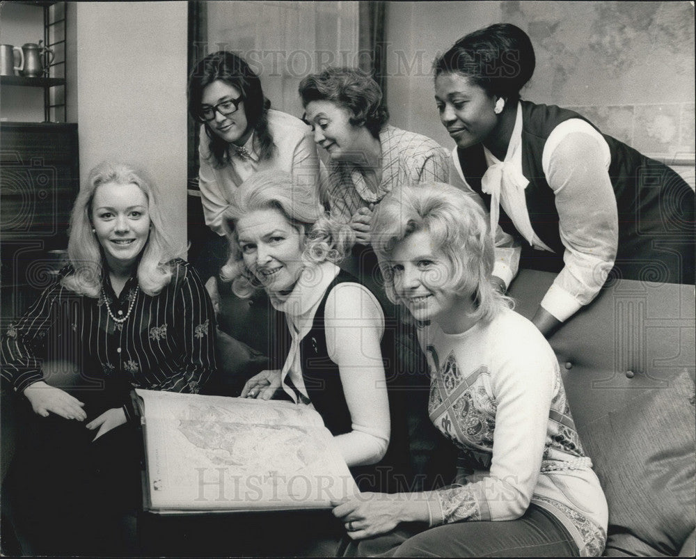 1972 Sheila Scott  &amp; air teammates - Historic Images