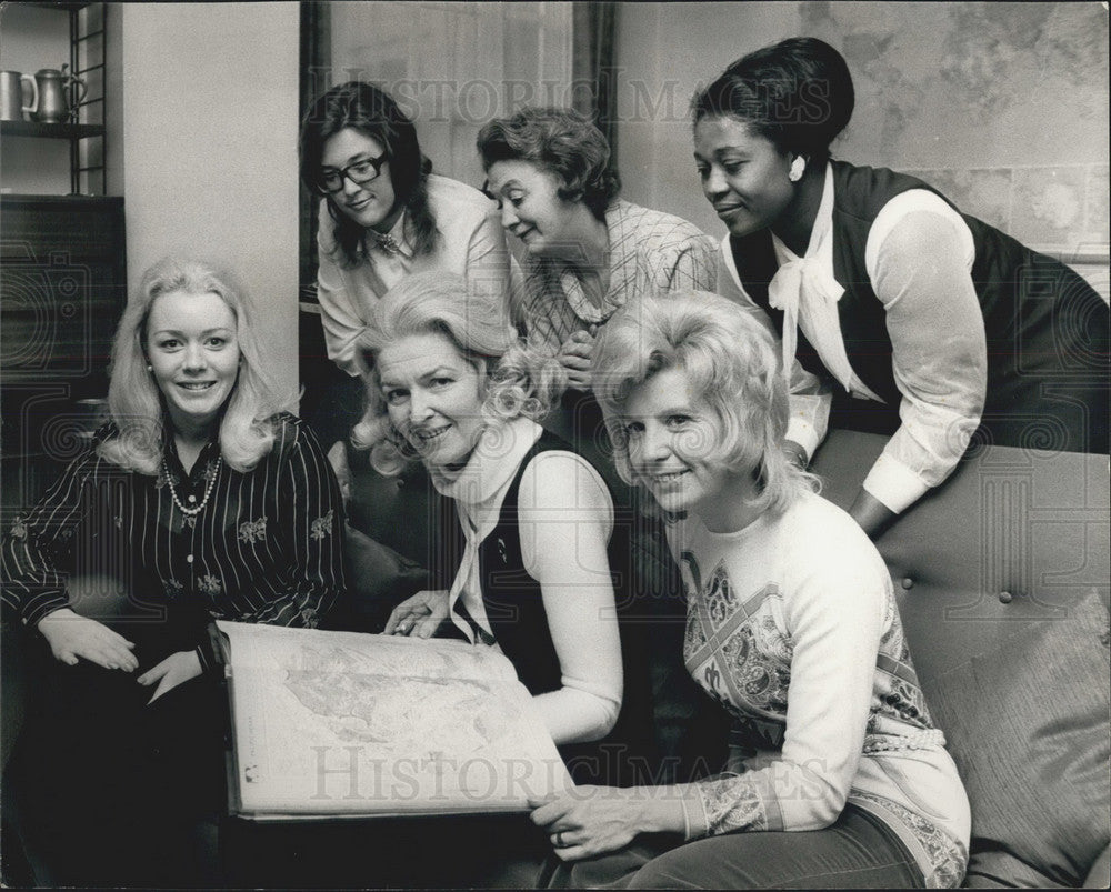 1972 Sheila Scott  & air teammates - Historic Images