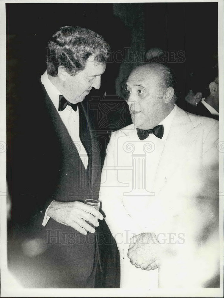 Press Photo Two well-dressed men talking to each other - Historic Images